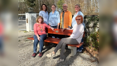 Freuen sich über die neue Bank am Friedhof Buchteil (hinten von links): Katharina Heinzler (2. Vorsitzende) Marianne Maiwald (1. Vorsitzende) Franz Schlechter (Schriftführer) Sabine Blech (Kassiererin), (vorne von links) Maria Schulz (Beisitzerin) sowie Helga Heydrich (Beisitzerin). (Foto: Obst- und Gartenbauverein Wörthsee)
