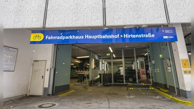 Das neue Fahrradparkhaus in der Hirtenstraße befindet sich im EG des Kfz-Parkhauses Marsstraße. Der Zugang ist in der Hirtenstraße. (Foto: LHM/MOR, DobnerAngermann)