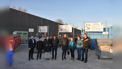 Stellten die neuen Banner an den Containerplätzen vor (v.l.): 3. Bürgermeister Günter Scherzl, Maybrit Huber-Gegg und Claudia Götz (Abfallwirtschaft), 1. Bürgermeister Albert Hingerl sowie die Gemeinderäte Maria Lindner, Sieglinde Pehl und Bernhard Slawik. (Foto: Gemeinde Poing)