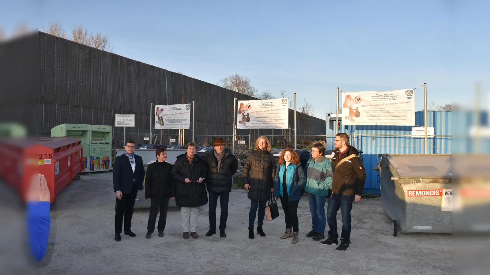 Stellten die neuen Banner an den Containerplätzen vor (v.l.): 3. Bürgermeister Günter Scherzl, Maybrit Huber-Gegg und Claudia Götz (Abfallwirtschaft), 1. Bürgermeister Albert Hingerl sowie die Gemeinderäte Maria Lindner, Sieglinde Pehl und Bernhard Slawik. (Foto: Gemeinde Poing)