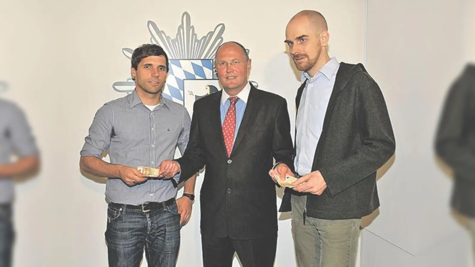 Hauptkommissar Norbert Klose mit den beiden couragierten Mitbürgern Ernst I. (30, Jogger, li.) und Stefan L. (36, Radfahrer).	 (Foto: Polizei)