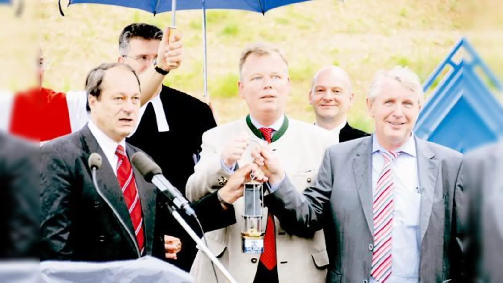 Bei der Einweihung des Bohrturms (v. l.) Hans Herbert Achilles, verantwortlicher Bohringenieur, Grünwalds 1. Bürgermeister Jan Neusiedl und Josef Daldrup, Vorstandsvorsitzender des Bohrunternehmens Daldrup &amp; Söhne AG.   (Foto: Privat)