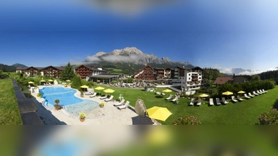 Auf einem sonnigen Hochplateau im schönen Salzburger Land gelegen, bietet das Wellnesshotel Der Krallerhof einen fantastischen Ausblick auf die Leoganger Steinberge. (Foto: Wellnesshotel Krallerhof)