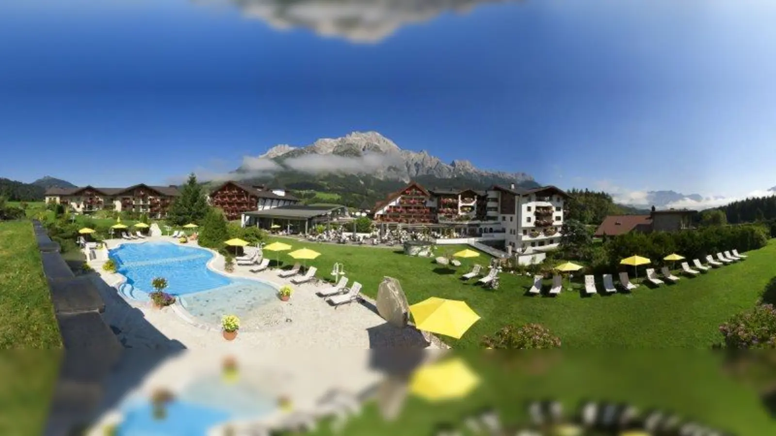 Auf einem sonnigen Hochplateau im schönen Salzburger Land gelegen, bietet das Wellnesshotel Der Krallerhof einen fantastischen Ausblick auf die Leoganger Steinberge. (Foto: Wellnesshotel Krallerhof)