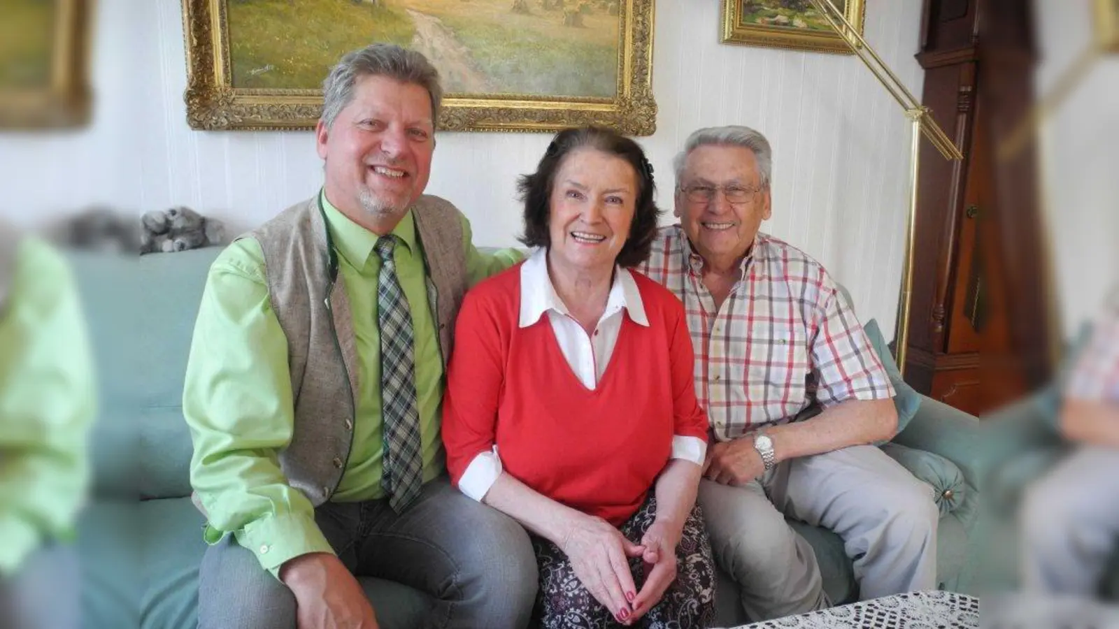 Neurieds Erster Bürgermeister Harald Zipfel (l.) gratulierte Rosalinde und Ewald Fleischmann persönlich zum 60. Hochzeitstag. (Foto: Gemeinde Neuried)