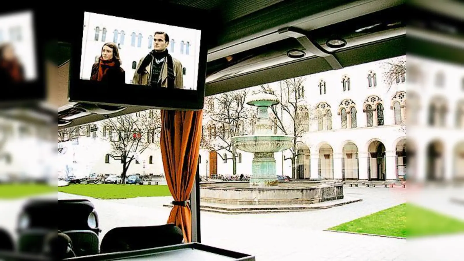 Während man an der Universität vorüberfährt, kann man im Bus eine Szene aus  »Die Geschwister Scholl« sehen.  	 (Foto: VA)