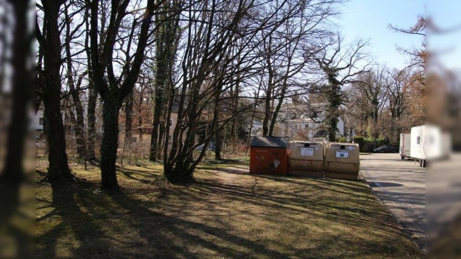 Soll mit einer Hainbuchenhecke optisch aufgewertet werden: die Wertstoffinsel in der Schlehbuschstraße. (Foto: sb)