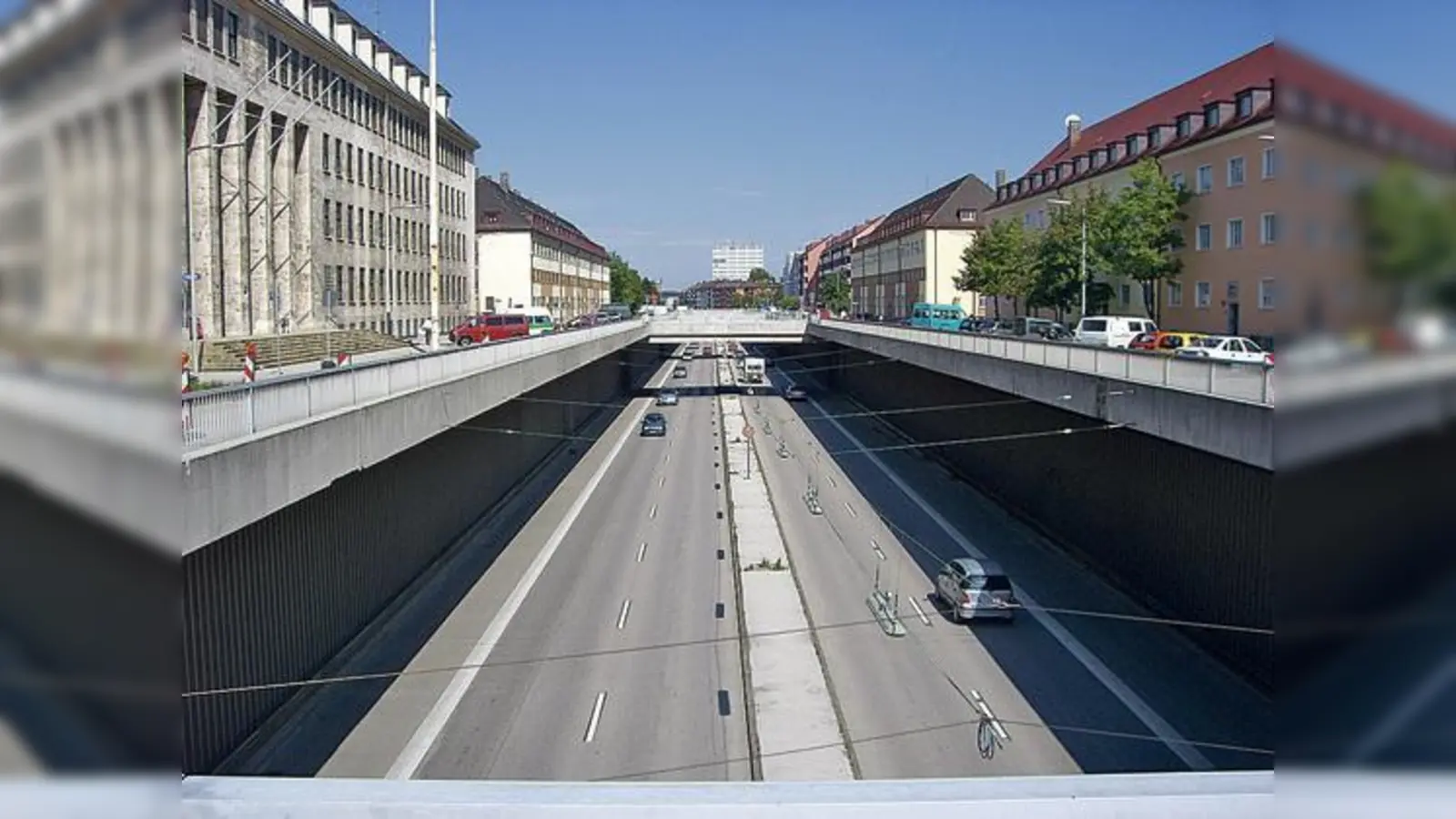 »Headquarter« der US-Streitkräfte in der McGraw-Kaserne (Säulenbau links) und der Stadtteile trennende McGrawGraben davor.  (Foto: Freunde Giesings.)