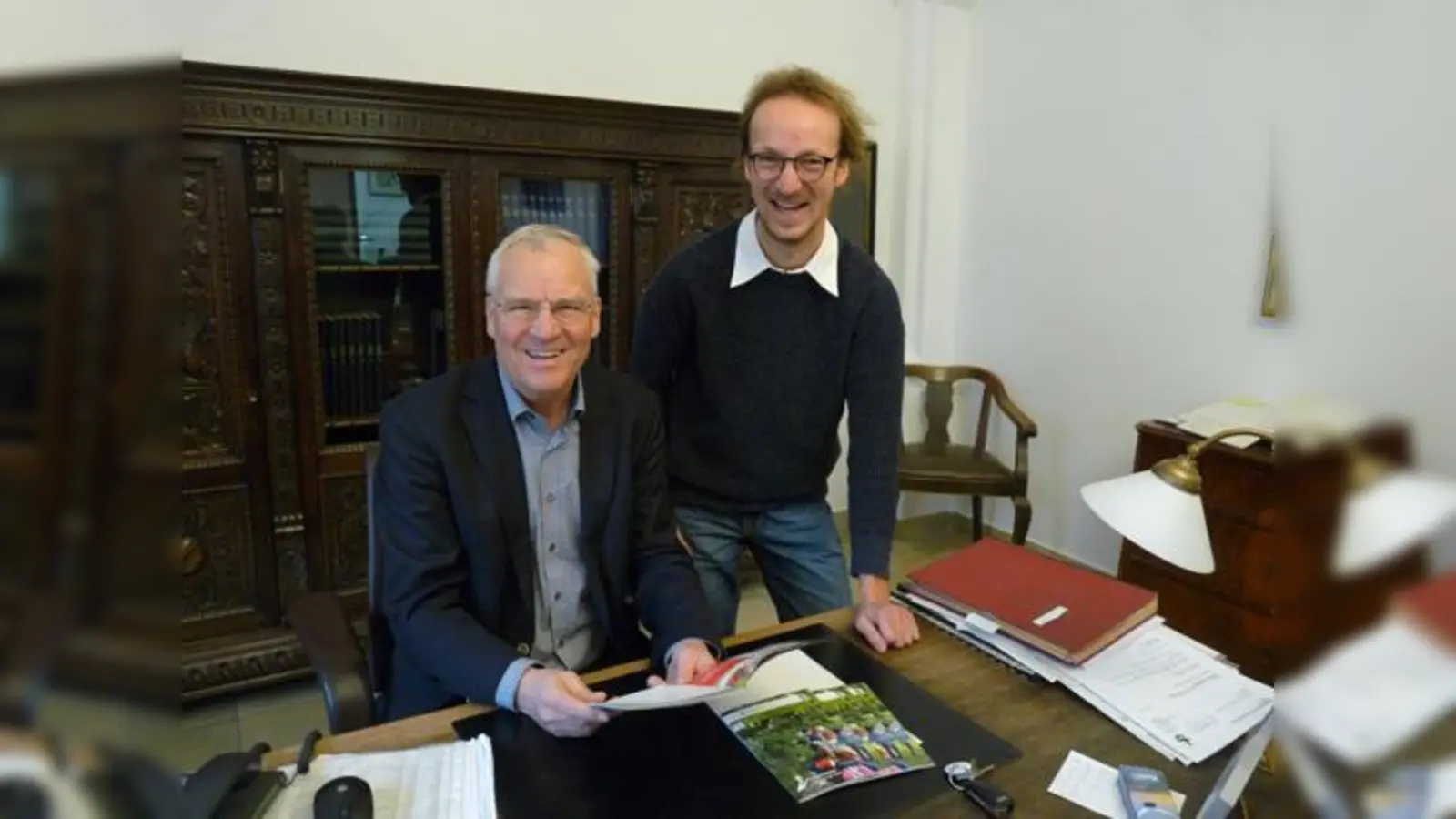 Bürgermeister Walter Brilmayer und Lukas Stange vom  Museum Wald und Umwelt.	 (Foto: Rathaus Ebersberg)