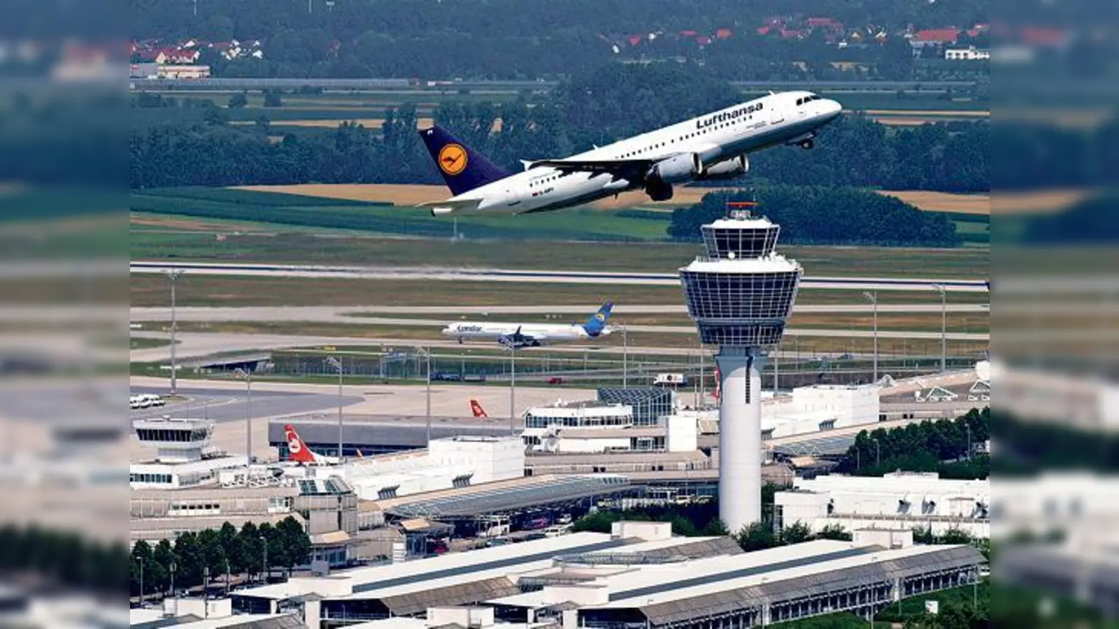 In weniger als 100 Metern Höhe könnten künftig startende und landende Flugzeuge die Gemeinden um den Flughafen überfliegen.	 (Foto: Flughafen München)