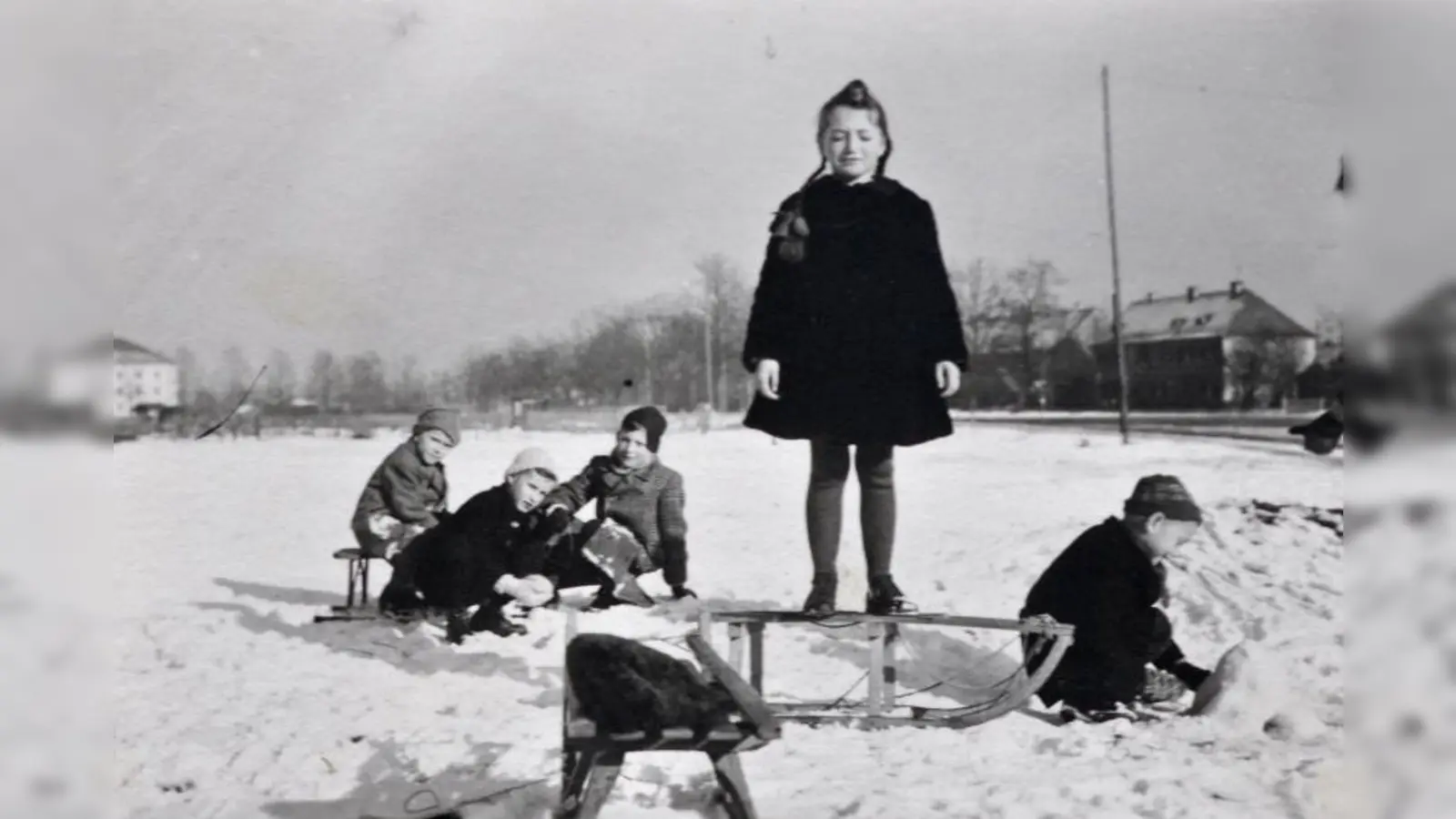 Die Cimbernstraße-Kinder in den Wohnblöcken 11 und 13 bauten im Winter Sprungschanzen und veranstalteten auch waghalsige Schlittenrennen. (Foto: priv.)