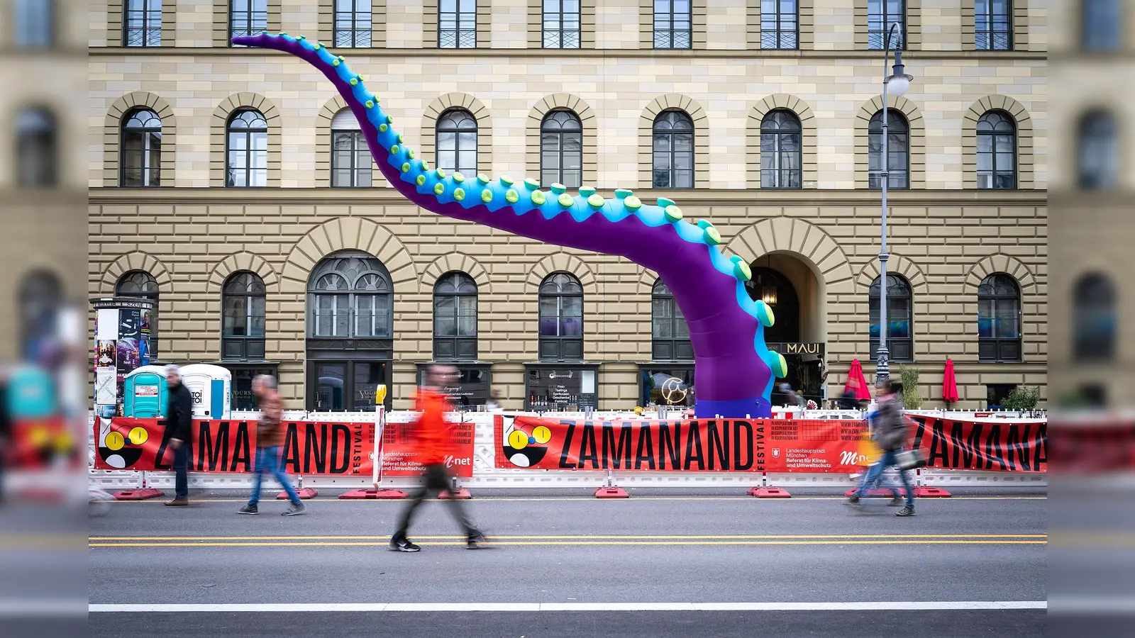 Die Ludwigstraße wird am Wochenende beim Zamanand-Festival wieder zur bunten autofreien Feierzone. Geboten sind Workshops, Musik und vieles mehr.  (Foto: © Lukas Barth/ Zamanand Festival)