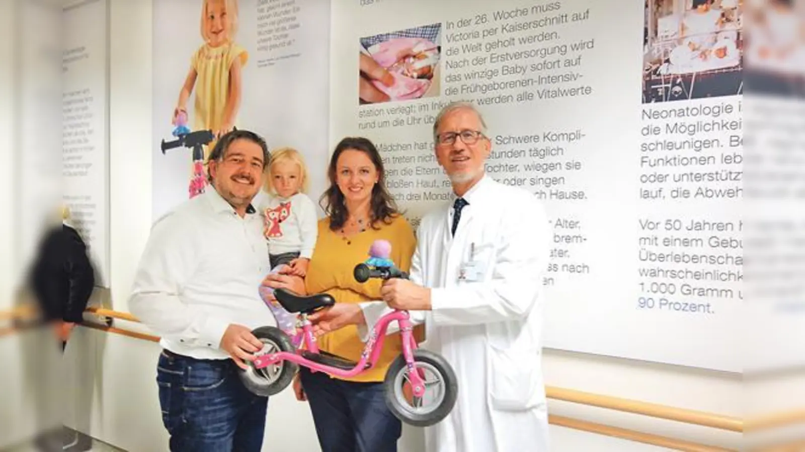 Die kleine Victoria war mit ihren Eltern Sabine Helmer und Andreas Metzger der Star des Klinikgeburtstages, hier mit dem Chefarzt der Neonatologie, Prof. Marcus Krüger. 	 (Foto: hw)