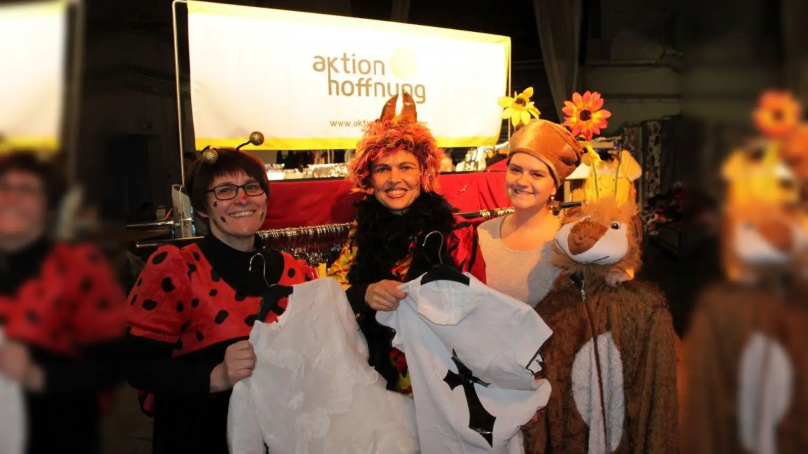 Karin Stippler, Gisela Bandhauer und Katharina Klein (von links) von der Aktion Hoffnung präsentieren bei den Faschingsmärkten eine große Auswahl an Faschingskostümen, Glitzermode, Retroteilen und <br>besonderen Unikaten. Der Secondhand Markt findet am Freitag, 26. Januar, von 15 bis 18 Uhr im Pfarrstadl in Weßling, Am Kreuzberg 3, statt. Unterstützt wird das Ganze von der Jugend der Pfarreiengemeinschaft Weßling. (Foto: Gregor Uhl/Aktion Hoffnung)