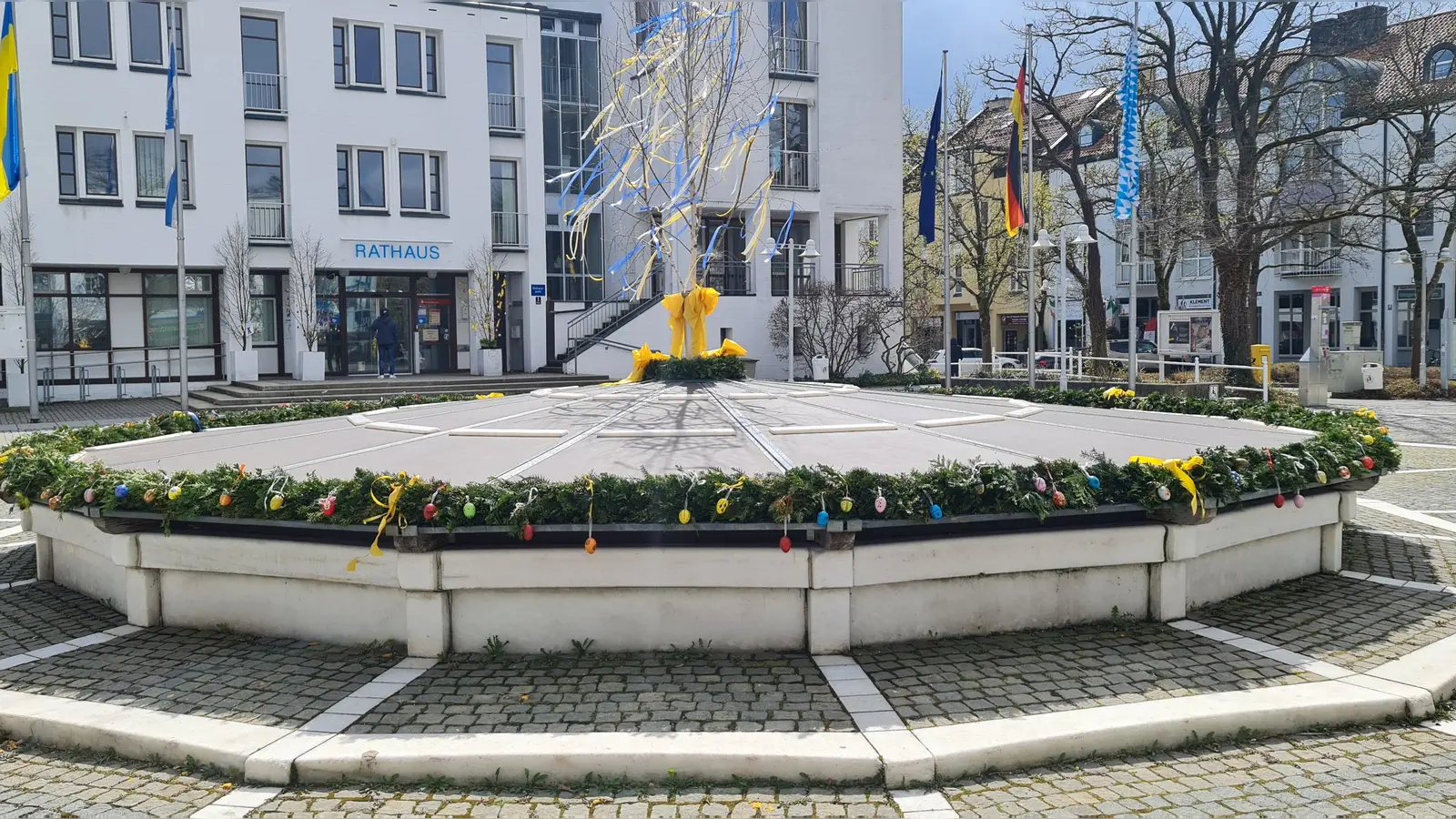 Gemeinsam wird am 1. April rund um den festlich geschmückten Brunnen in Ottobrunn gefeiert. Alle sind herzlich eingeladen.  (Foto: Bianca Hoffmeister)