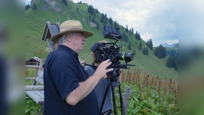 Regisseur Walter Steffen beim Dreh des preisgekrönten Films &amp;quot;Alpgeister&amp;quot;. (Foto: Konzept und Dialog)