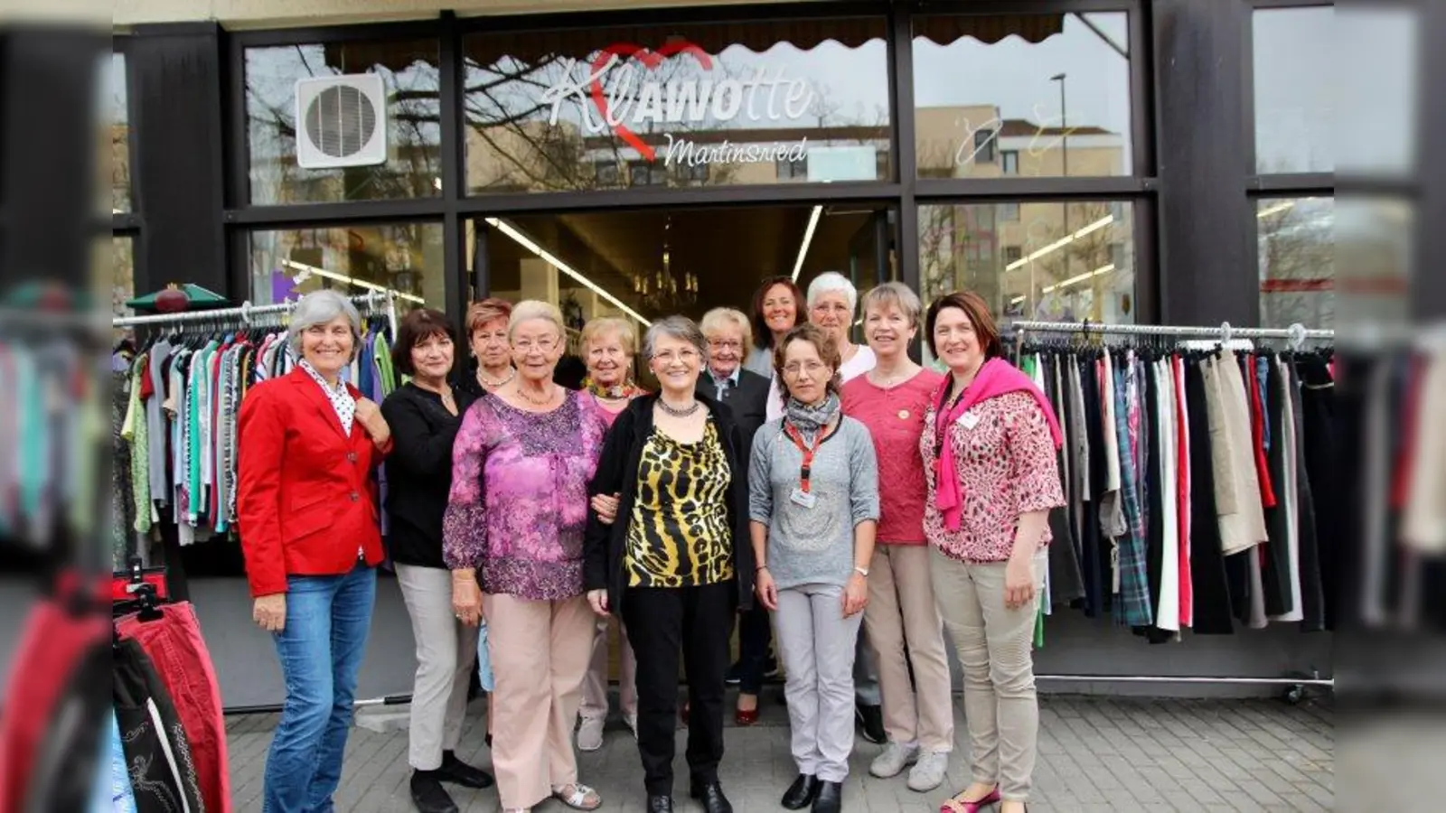 „Alles, was Gnade in unseren Augen findet, kommt in den Verkauf.“ Die Klawotte-Leiterin Christina Einhellig (rechts) mit einigen der Ehrenamtlichen vor dem Klawotte-Laden in der Martinsrieder Einsteinstraße 1. (Foto: us)
