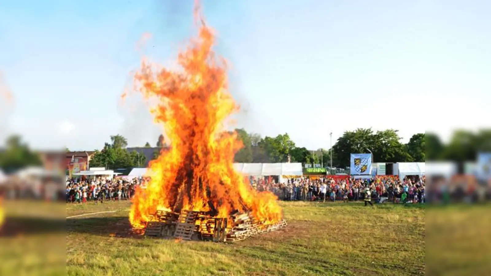 Das Sonnwendfeuer ist entfacht  der große Moment einer jeden Sonnwendfeier.	 (Foto: Fotostudio caroKaa)