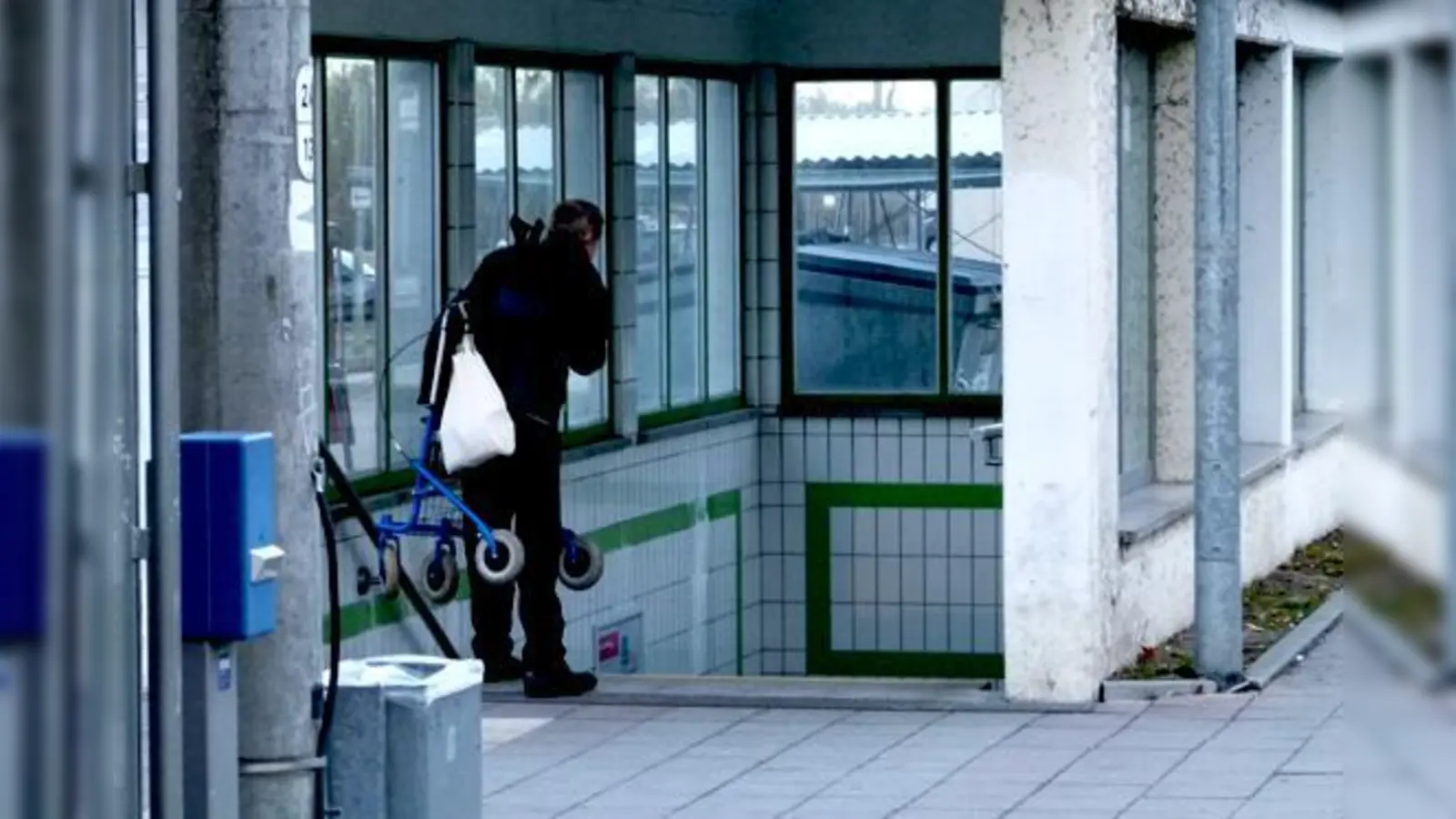 Wer nicht gut zu Fuß ist, muss sich bei den steilen Treppen enorm quälen und dann durch eine stinkige, feuchte Unterführung auf der anderen Seite wieder nach oben kämpfen.  (Foto: bb)