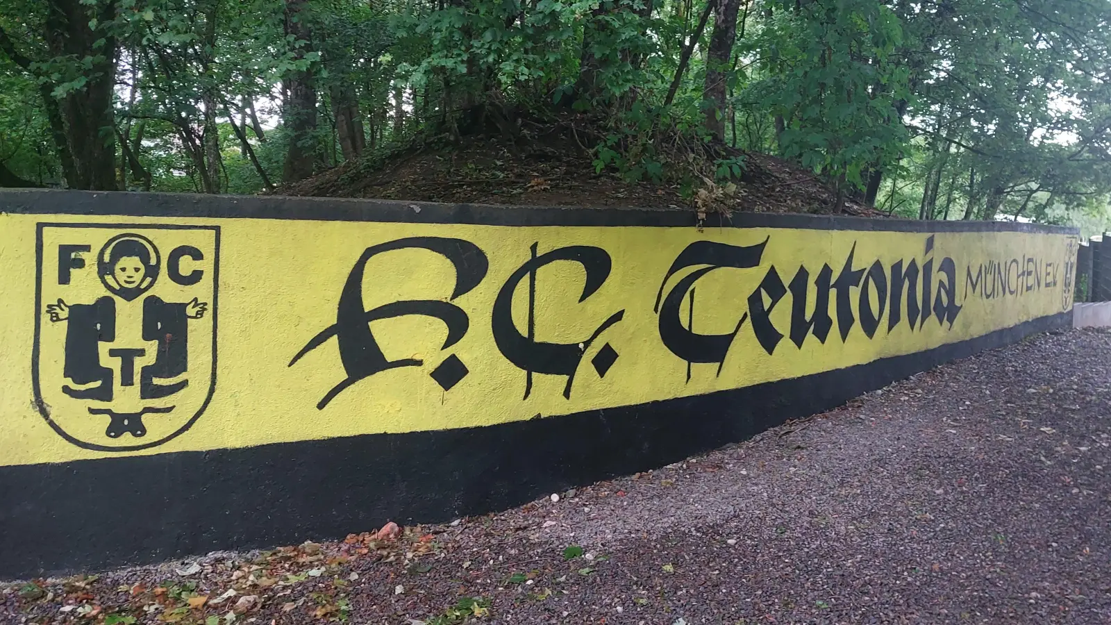 Auch beim FC Teutonia wird gespielt: Der Traditionsverein von der Schweren-Reiter-Straße trifft in der 1. Pokalrunde auf den FC Fasanerie-Nord. (Foto: bas)