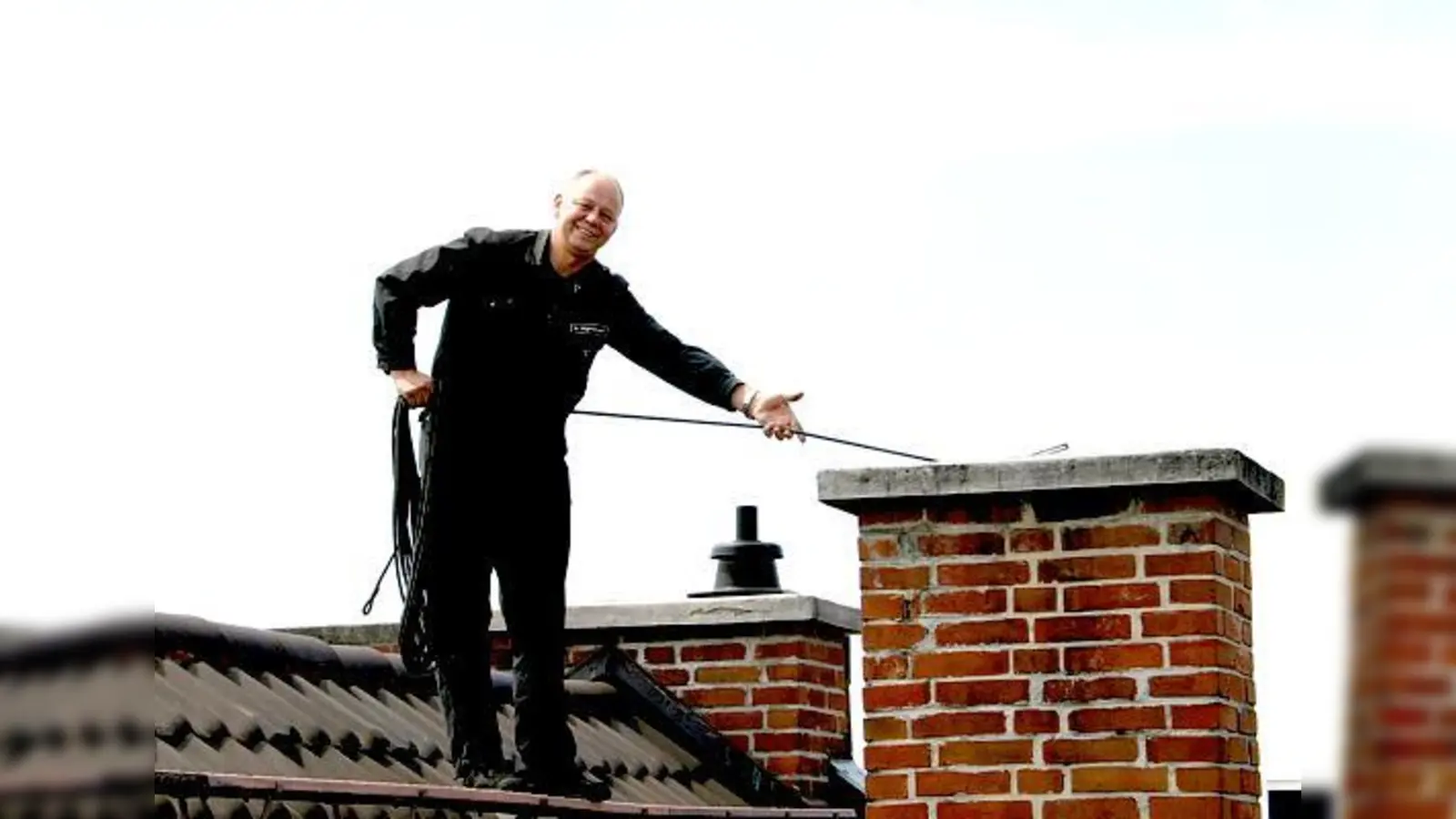 Karl Giglberger war 27 Jahre lang auf den Dächern in Schwabing unterwegs. Jetzt nimmt er Abschied. 	 (Foto: scy)