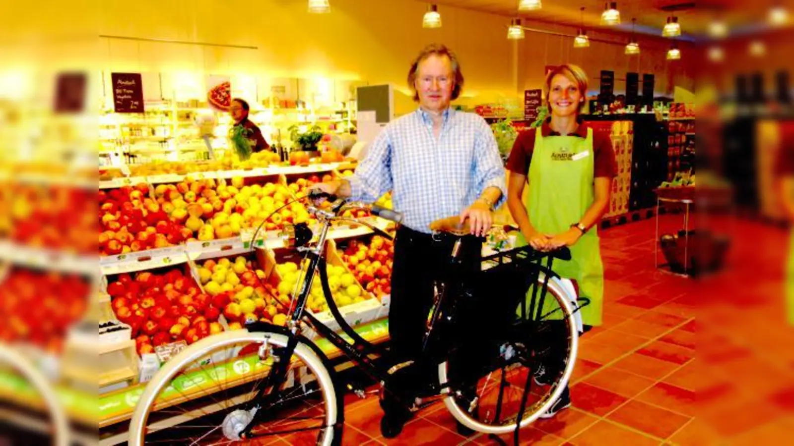 Der glückliche Gewinner Manfred Baumgartner mit der Filialleiterin Andrea Linden.	  (Fotos: Woschée)
