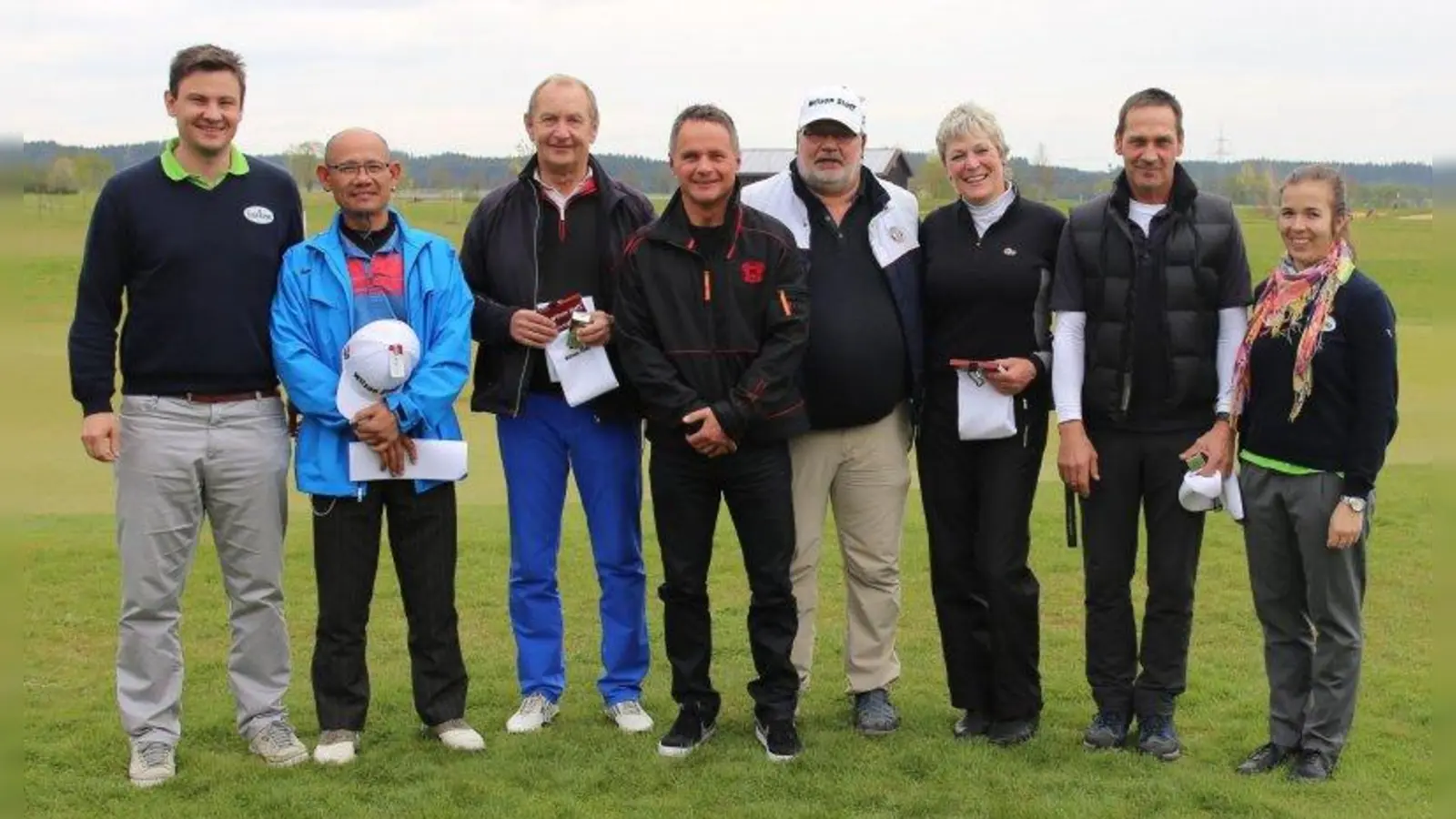 Von links: Andreas Aumann (Anlagenleitung), Tung Trang Ngoc, Bernhard Kienast, Christian Bausch, Hans-Uwe Jüngling, Gisela Heinemann, Heinz Lutter, Cornelia Weishäupl (Assistentin Anlagenleitung). (Foto: GolfRange Germering)