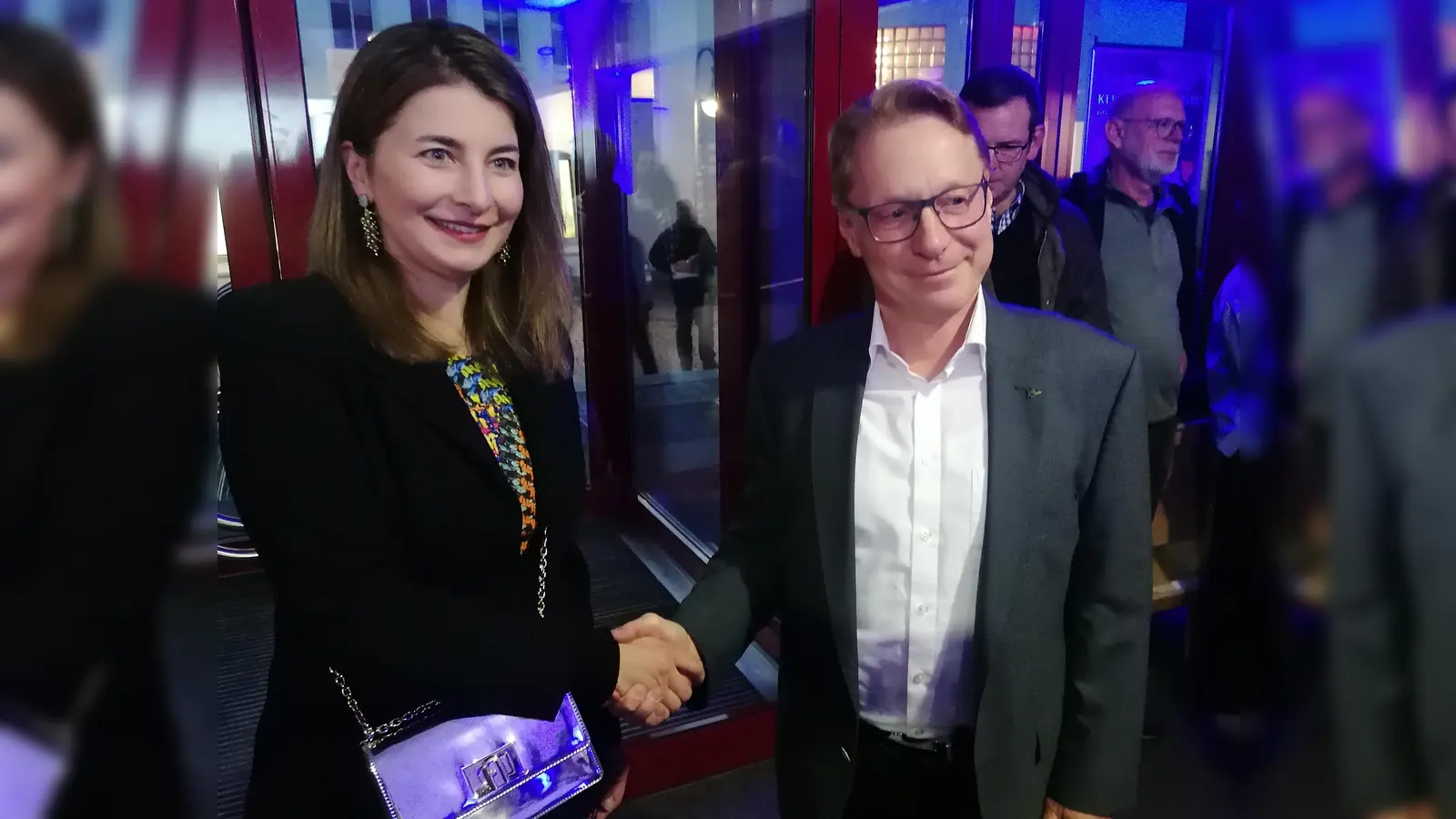Naciye Özsu gratulierte Sebastian Thoma zur Wahl als Bürgermeister. (Foto: job)