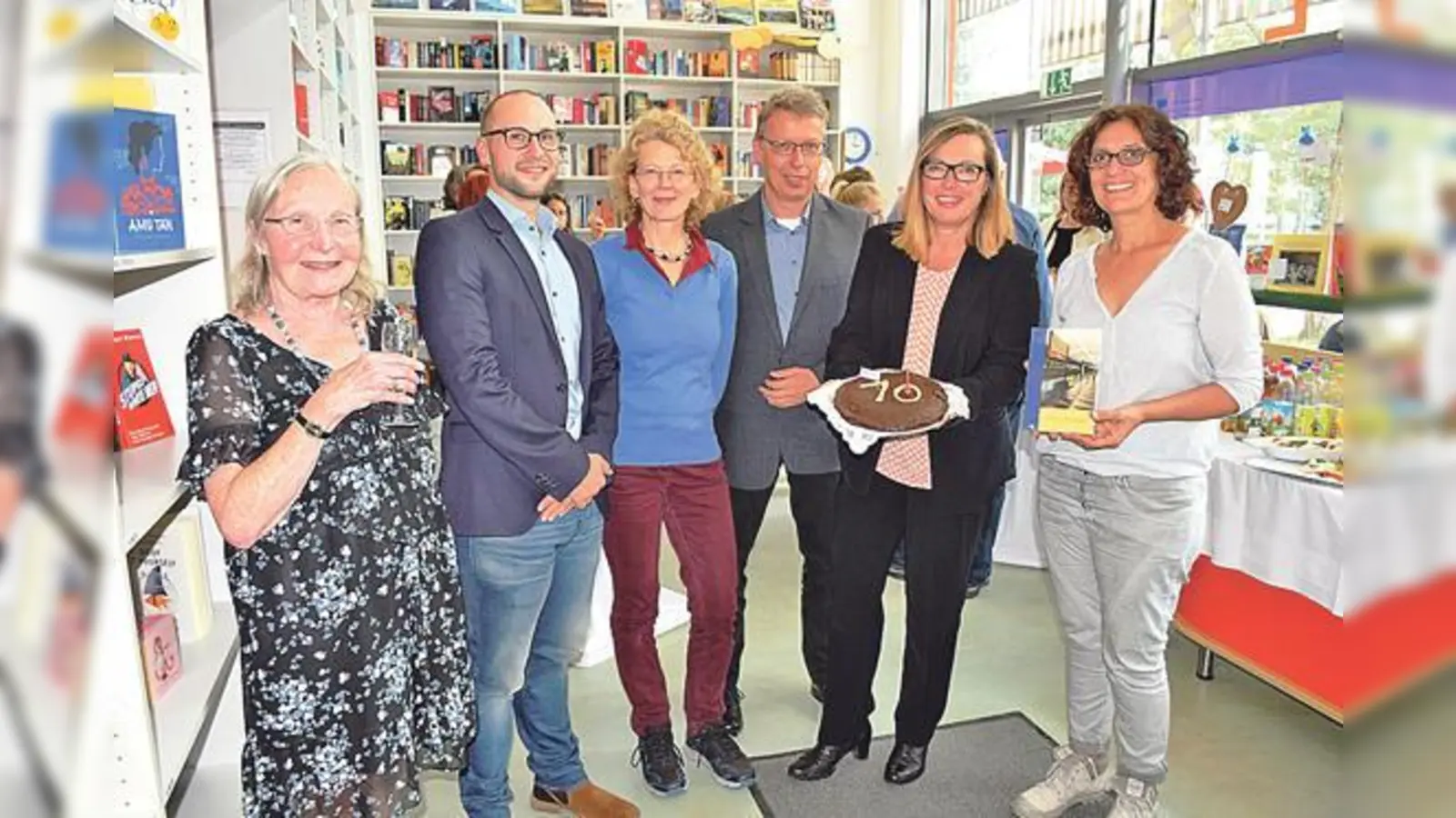 Monika Stucky, Philipp Blümle, Friederike Goschenhofer, Stefan Fröba, Monika Funk und Nahid Esmaili feiern gemeinsam das Jubiläum.	 (Foto: VA)
