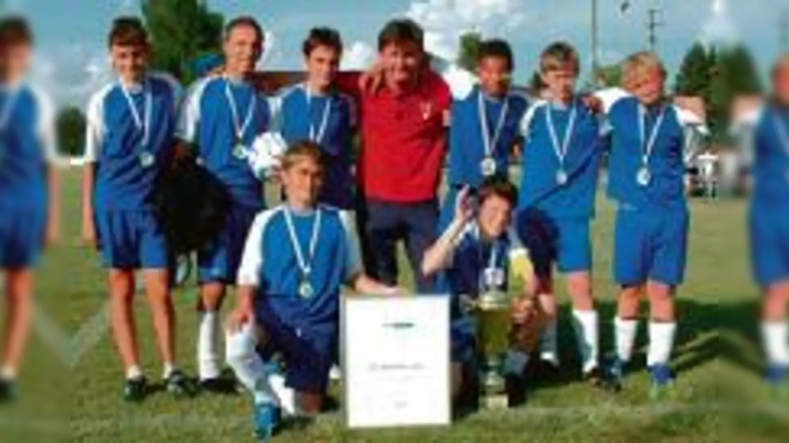 Neun Sieger, ein Pokal und eine Ehrenurkunde: Die D1-Jugend der FT Gern.	 (Foto: Verein)