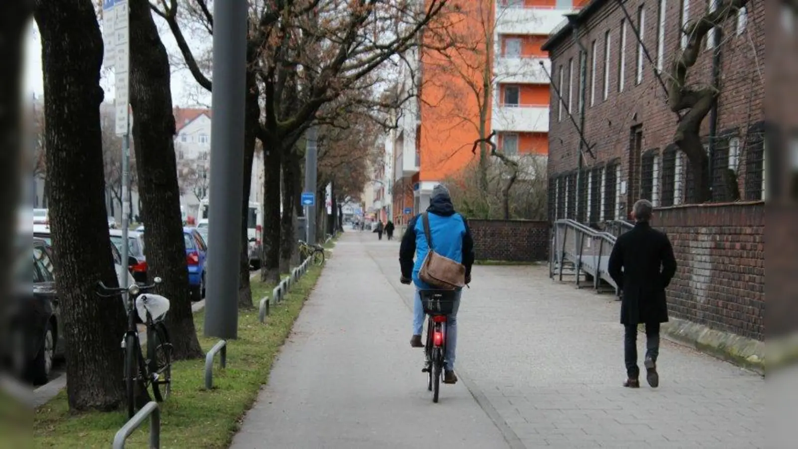 Die SPD-Fraktion im Bezirksausschuss Neuhausen-Nymphenburg (BA 9) schlägt vor, den Radweg in der Leonrodstraße rot zu markieren. (Foto: sb)