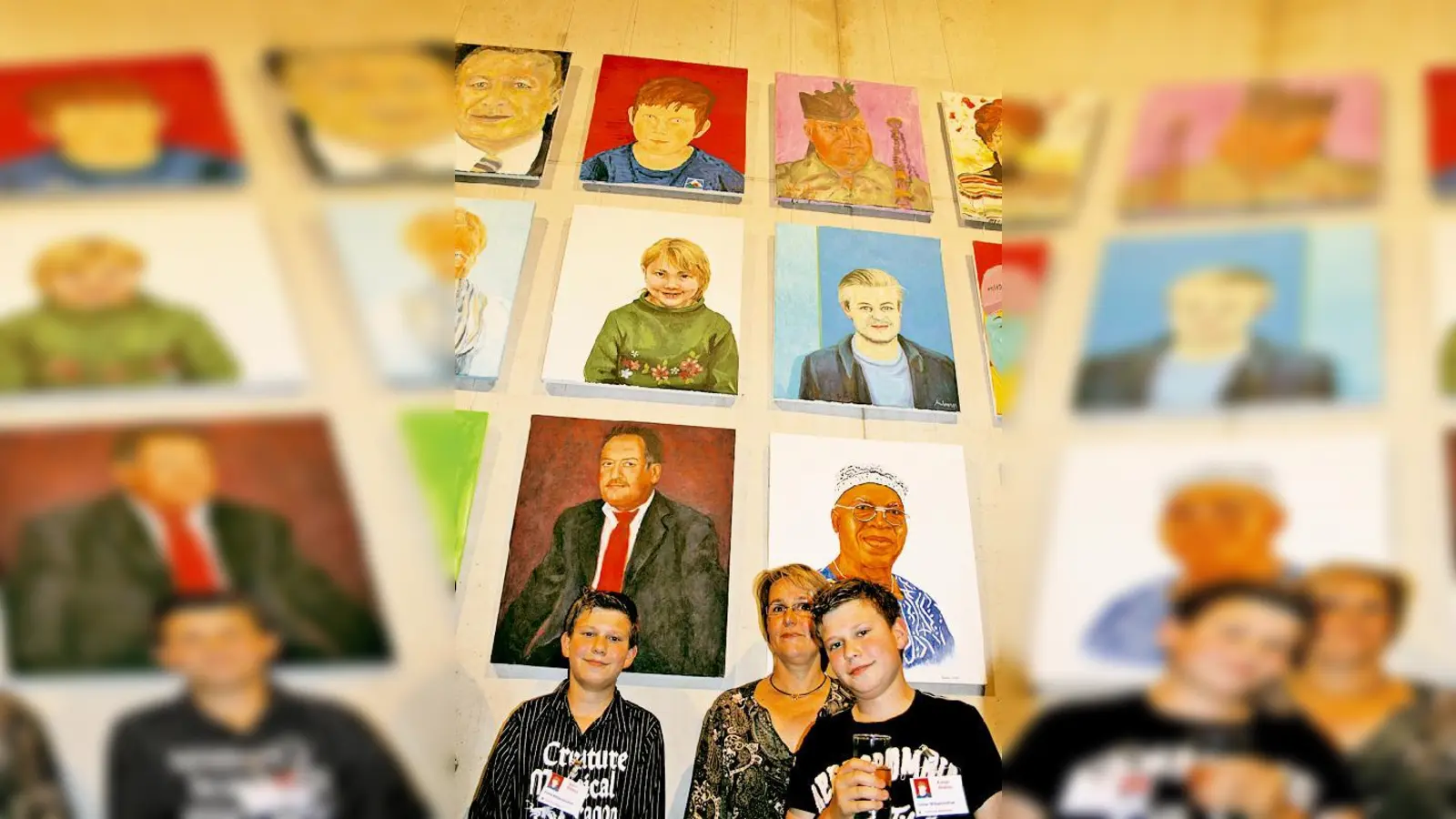 Die Kleinsten findet man ganz oben  doch ob es sich bei dem Jungen vor rotem Hintergrund um Sinan (links) oder Kenan handelt, weiß auch Annette Wachowski, ihre Autorin, nicht 	 (Foto: em)