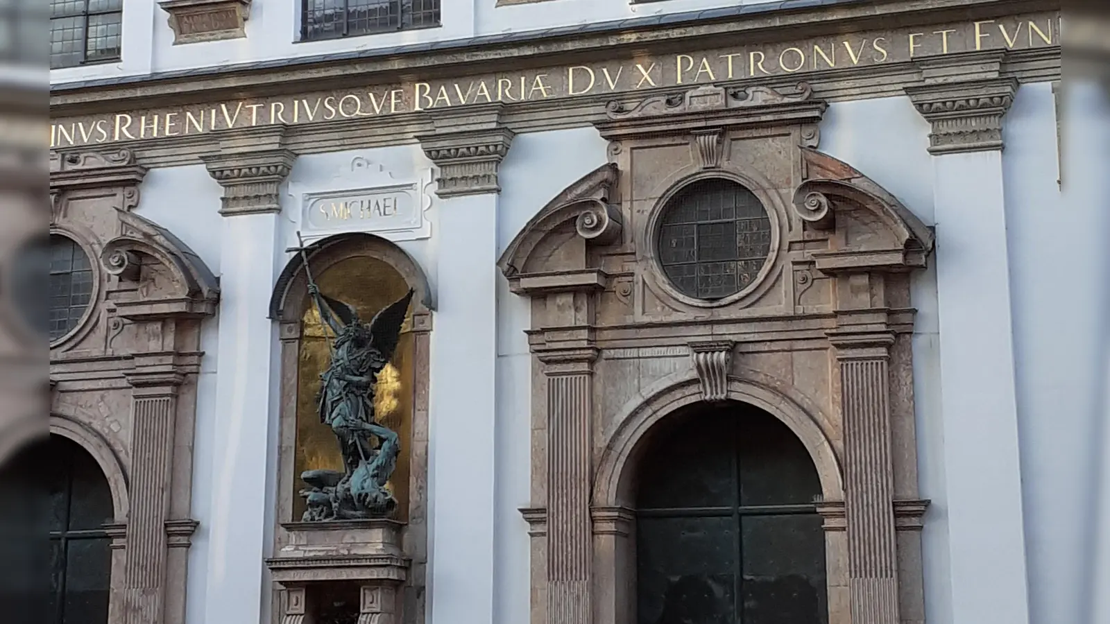 Alle Jahre wieder wird zum großen Weihnachtsliedersingen in die Jesuitenkirche St. Michael in der Fußgängerzone eingeladen.  (Foto: mha)