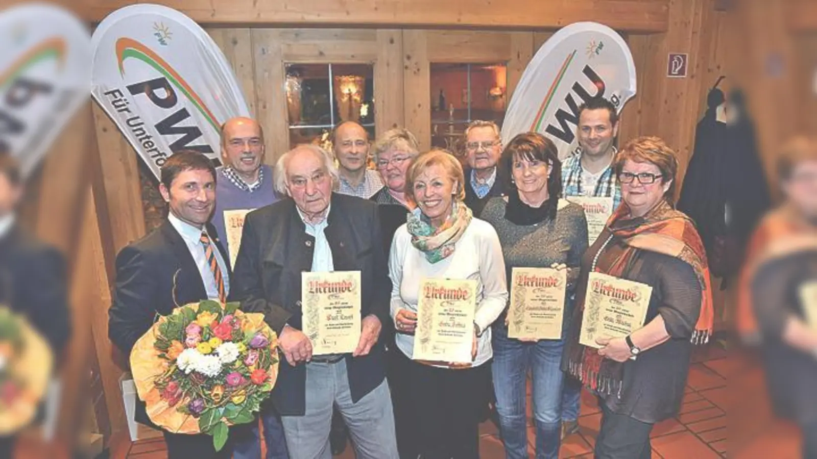 Bürgermeister und PWU-Vorsitzender Andreas Kemmelmeyer (vorne links) ehrte Mitglieder, darunter auch Kurt Losert (vorne, 2. v. l.) für 50 Jahre.	 (F.: PWU)
