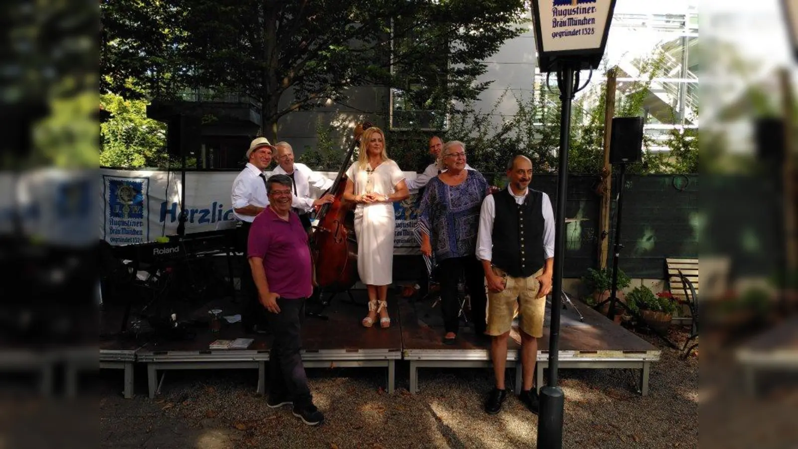 Jasmin Bayer (Mitte) und ihre Band mit (von links) Wolfgang Schwirz, Ingeborg Staudenmeyer und dem Metzgerwirt-Inhaber Serhat Fafal. (Foto: Andrea Schanze)