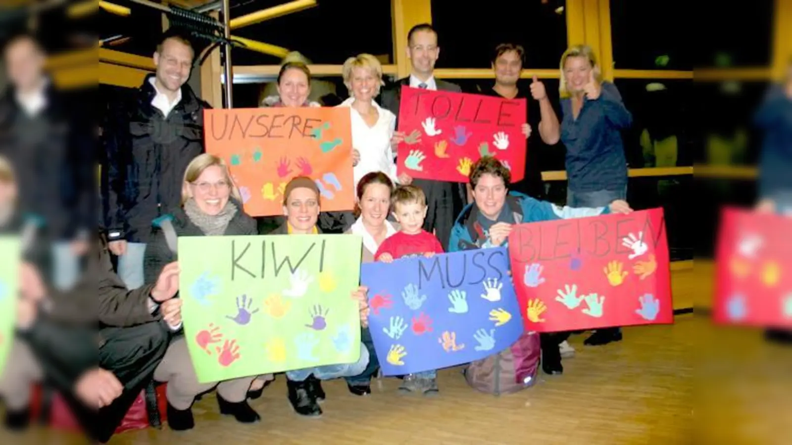 Mit Plakaten demonstrierten Neubiberger Eltern für den Erhalt »ihrer« KIWI.	 (Foto: Boschert)