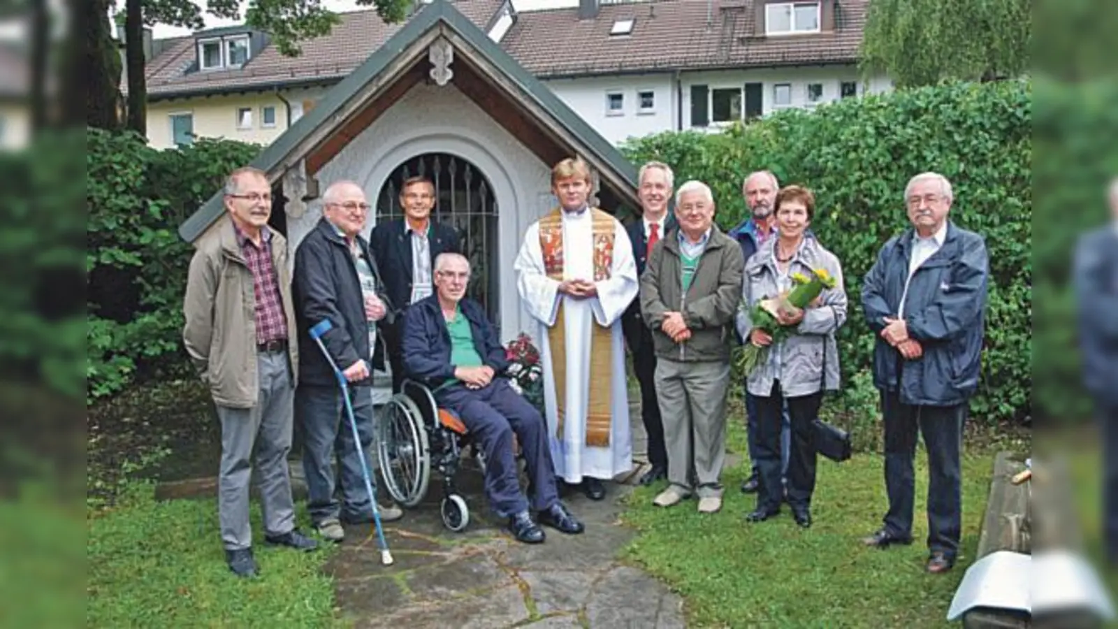Vor der »Jubiläumskapelle«: Hans Hardi (v. l.), Hans Jatsch, Sepp Steinlehner, Siegfried Bleichner, Pfarrer Sylwester Walocha, Bürgermeister Günther Heyland, Heinz Fellner, Rudi Czech, Hermine Steinhart und Josef Czech.	 (Foto: Maria Schicha)