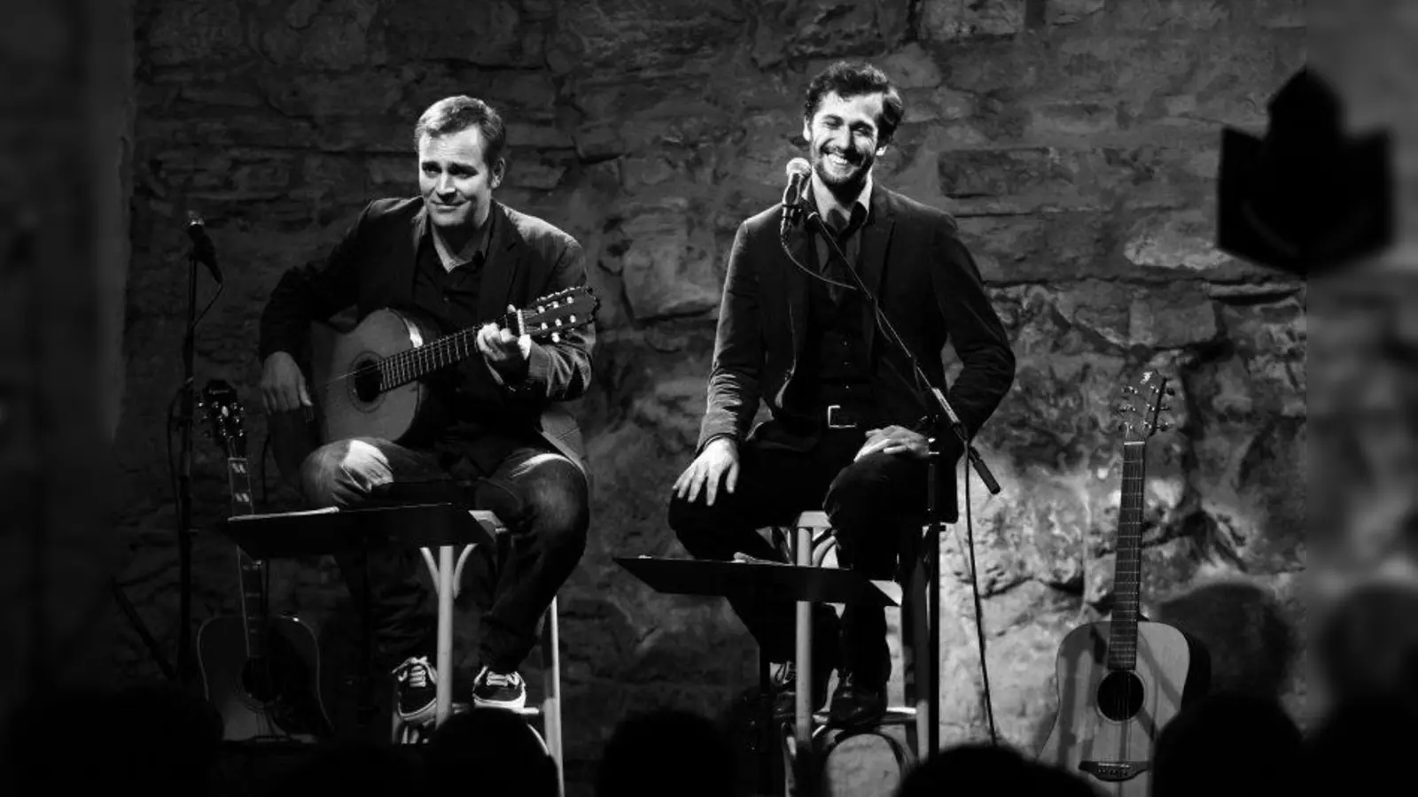 Martin Schmid (links) und Stefan Leonhardsberger laden zum Weihnachtsspecial ein. (Foto: Markus Hartmann)