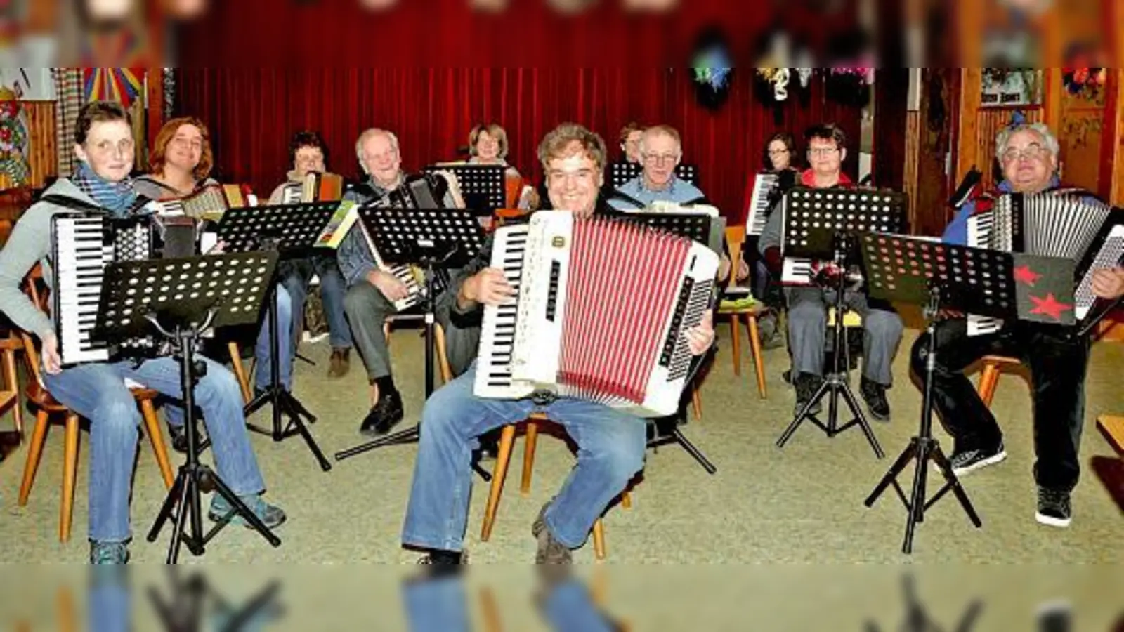 Der Musiklehrer Werner Hobelsberger (vorne, Mitte) leitet seit über 40 Jahren den Akkordeon Club München Nord-Ost.  (Foto: Sybille Föll)