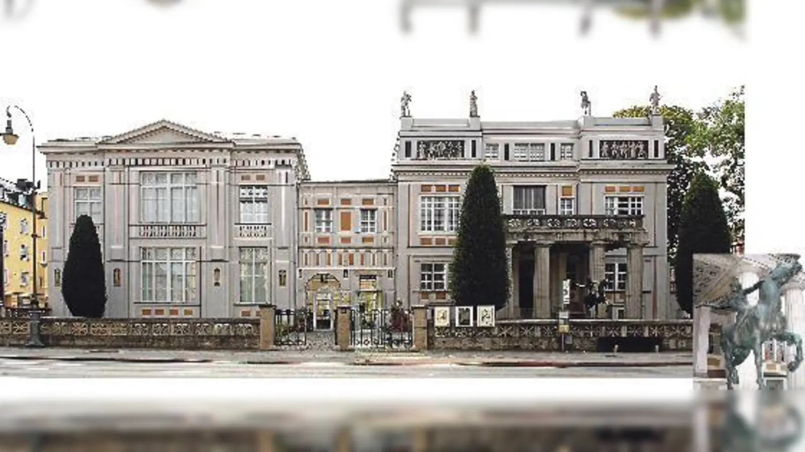 Franz von Stuck entwarf die neoklassizistische Villa für sich als Wohnhaus. Foto rechts: Zur Jubiläumsausstellung wurde Stucks Amazone wieder »reingeholt«.  (Foto: Wikiolo, CC BY-SA 4.0/Fb78, CC BY-SA 2.0 de)