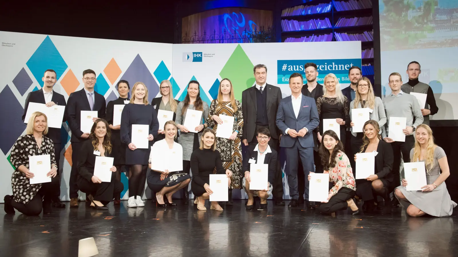 Das sind die der Geehrten aus der Landeshauptstadt mit Ministerpräsident Markus Söder und IHK-Hauptgeschäftsführer Manfred Gößl: (1. Reihe von rechts) Jessica Landsiedler, Alexandra Hagenauer, Charlotte Ruf, Dina Ladu, Lena Antowitzer, Katharina Scheck, Isabella Balunovic, Christine Breternitz; (2. Reihe von rechts) Andreas Berl, Melanie Fitz, Astrid Schewiola, Tamara Geier, Daniela Fink, Kathrin Muck, Ann-Katrin Berghofer, Andrea Christine Nitz, Linus Lo, Daniel Markus Meier; (3. Reihe von rechts) Johannes Hengge, Nicholas Rähse, Thorsten Hellmund.  (Foto: Andreas Gebert / IHK München und Oberbayern)