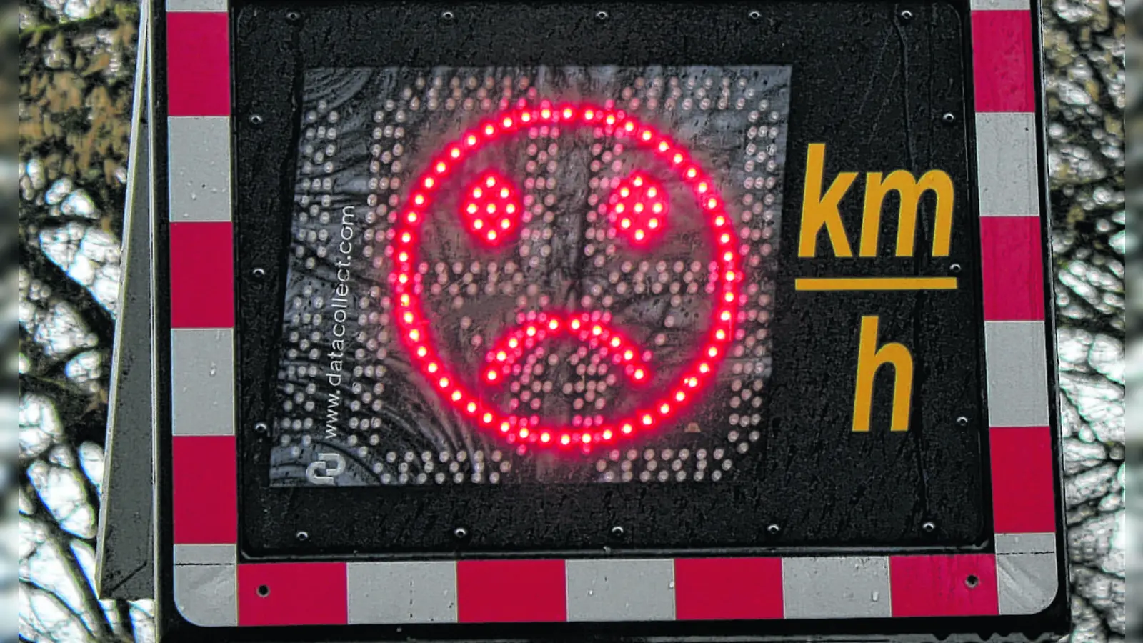 Der traurige Smiley zeigt an, dass zu schnell gefahren wird. Zwei solcher Dialog Displays kann jeder Stadtbezirk bestellen. (Archivbild: job)