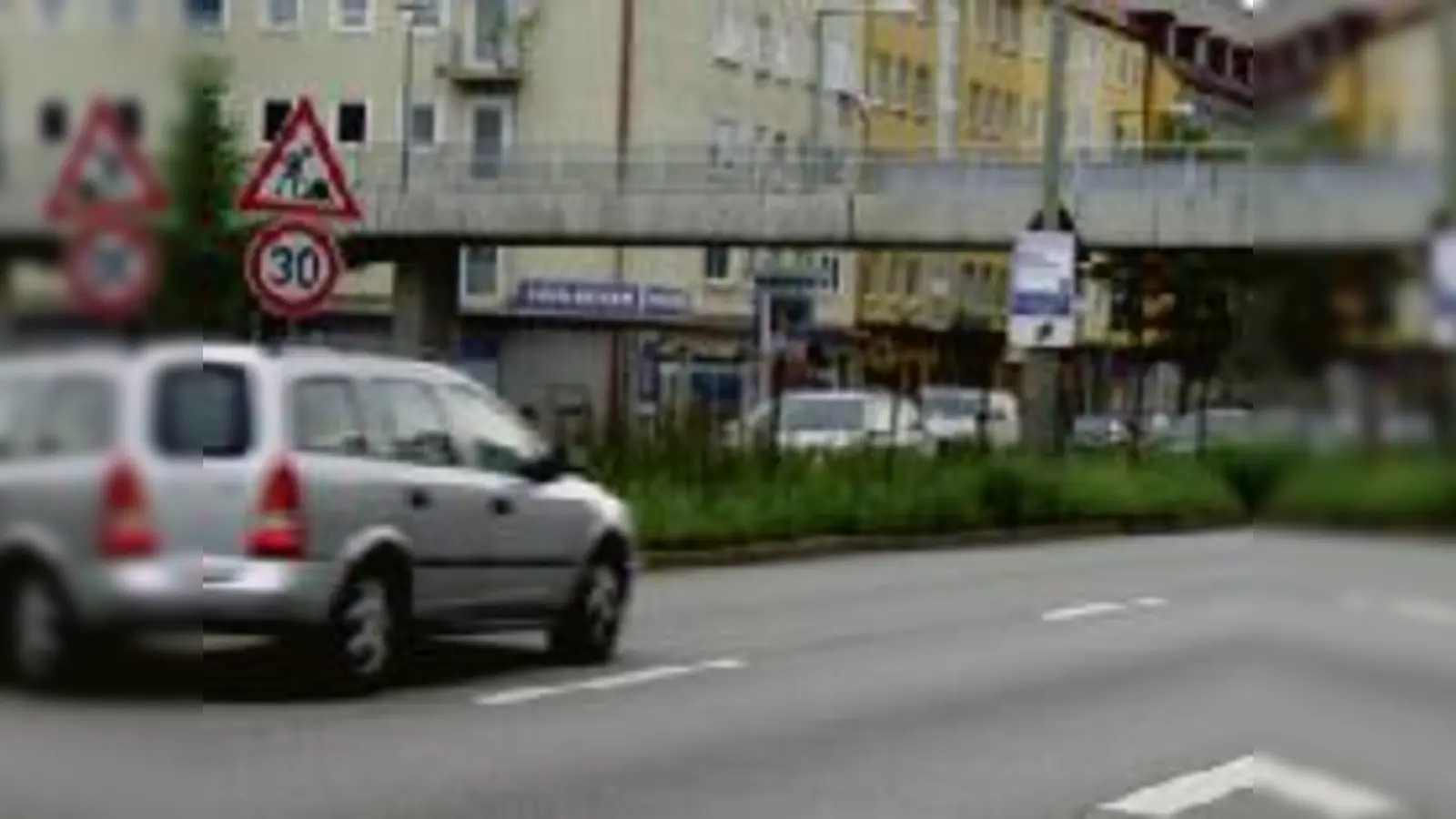 Zu nah am Tempo-30-Schild steht der Blitzer am McGraw-Graben laut   Aussage von Michael Haberland, Vorsitzender von »Mobil in München«.  (Foto: Mobil in München)