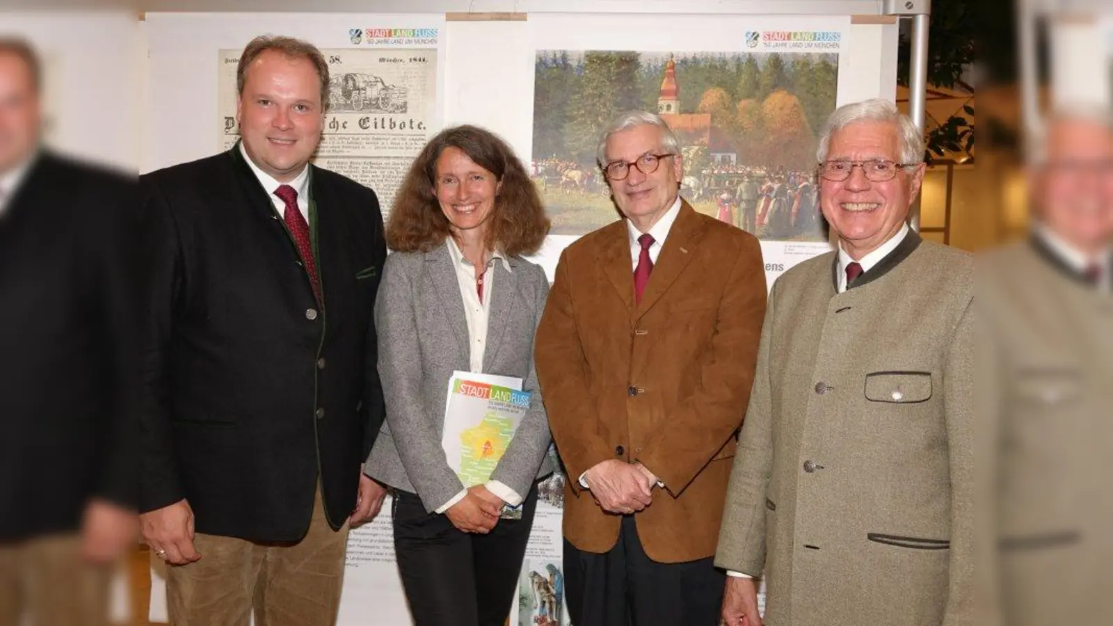 Landrat Christoph Göbel, Gräfelfings Bürgermeisterin Uta Wüst, Kreisarchivpfleger Dr Falk Bachter und Kreisheimatpfleger Dr. Alfred Tausendpfund (von links) eröffneten die Jubiläumsausstellung. (Foto: pi)
