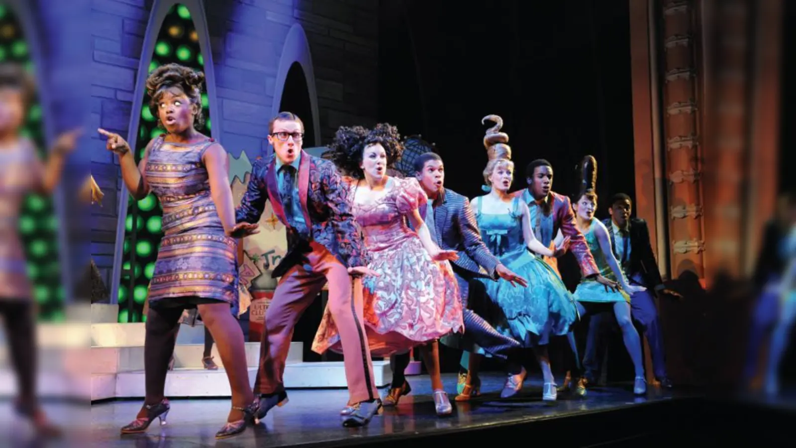 Riesen Haare und Riesen-Spaß verspricht das mitreißende Popmärchen „Hairspray” - vom 3. bis 22. Juli im Deutschen Theater. (Foto: Deutsches Theater)