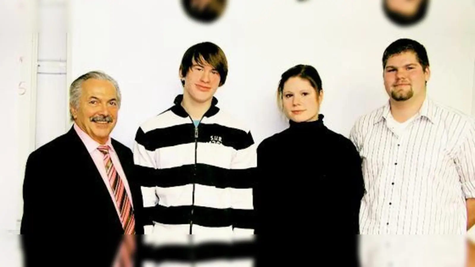 Bürgermeister Rolf Zeitler (links) wünscht dem Vorsitzenden des Jugendparlamentes, Sebastian Schmitz (rechts) und den Stellvertretern Patrizia Kuttenlochner und Maximilian Geisslinger viel Glück. 	 (F.: Privat)