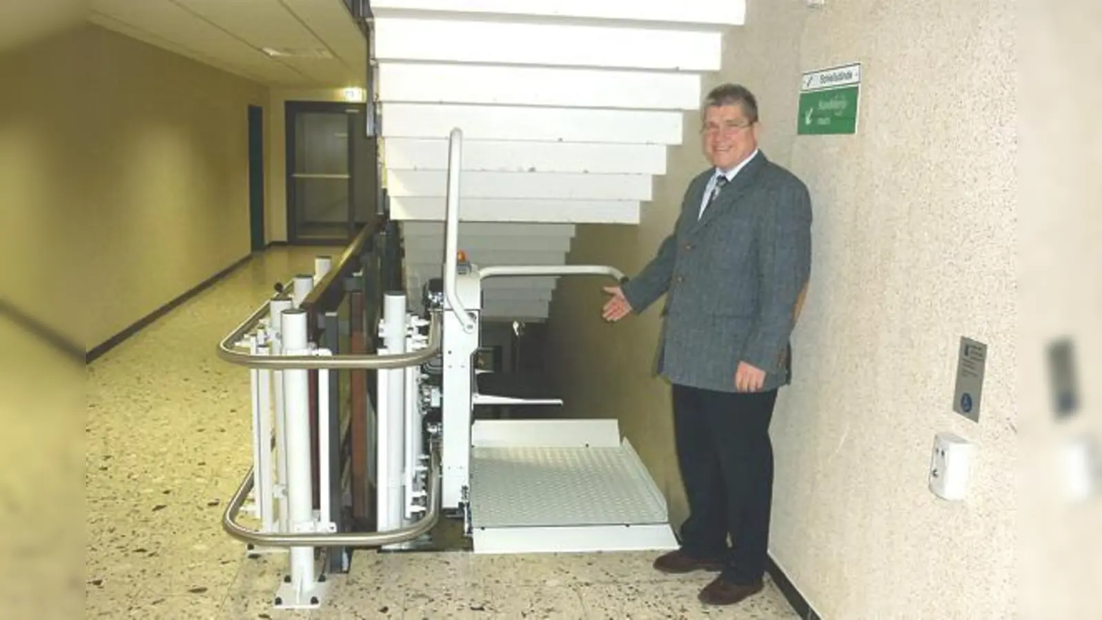 Werner Horn, 1. Schützenmeister bei der Besichtigung des neuen Treppenliftes.	 (Foto: VA)