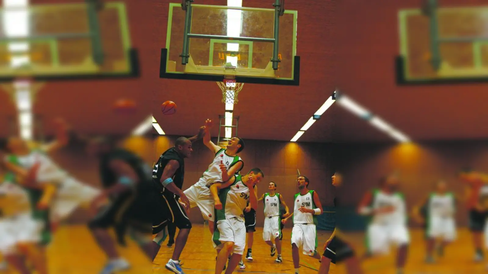 Pasings Spielertrainer Johannes Schweizer (Nr. 12) weiß auch auf dem Feld zu kämpfen. (Foto: H. Handwerker)