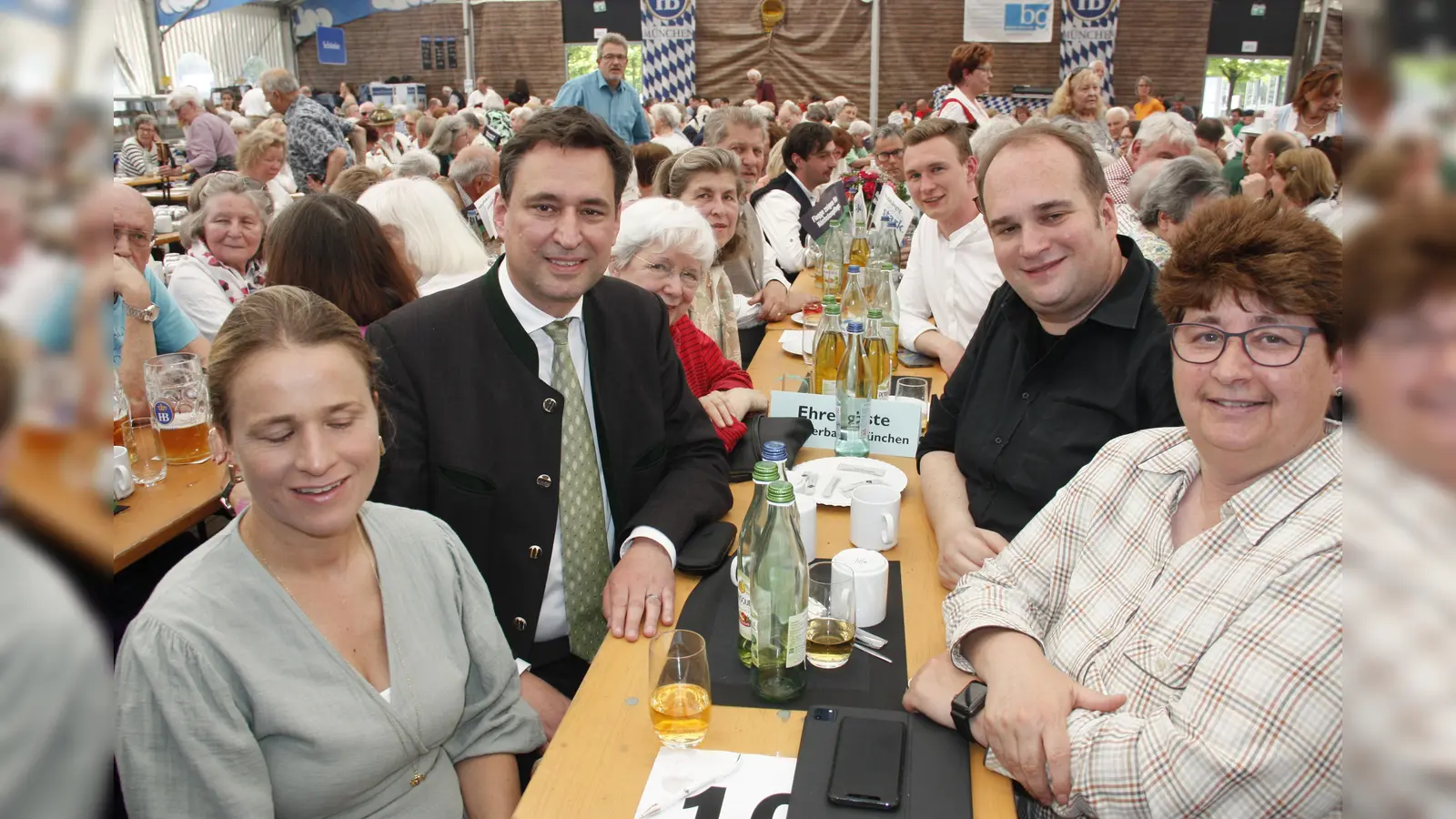 VdK-Präsidentin Verena Bentele (links) mit MdL Georg Eisenreich (dahinter) sowie Stadträtin Micky Wenngatz und MdB Sebastian Roloff (v.r.) beim sozialpolitischen Nachmittag im Festzelt. (Foto: job)