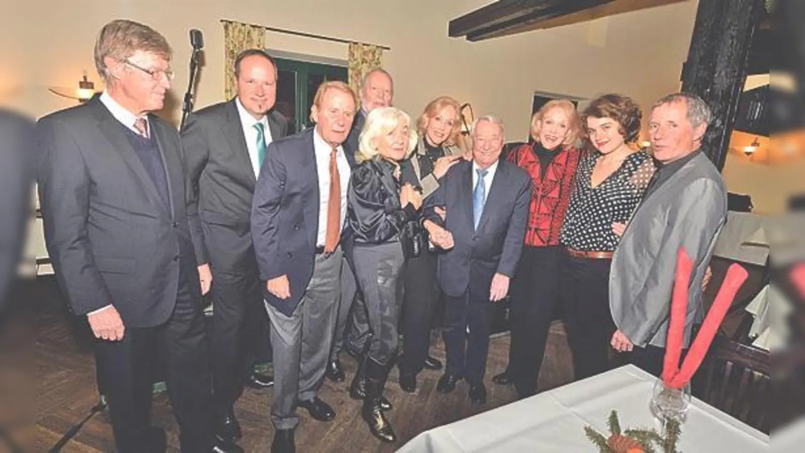 Swingten für den guten Zweck: (v. l.) Hans Lengefeld, Bernhard Ulrich, Gunter Greffenius, Joe Kienemann, Ellen Kessler, Hugo Strasser, Alice Kessler, Margot Melissen und Michael Keul.	 (Foto: Schunk)